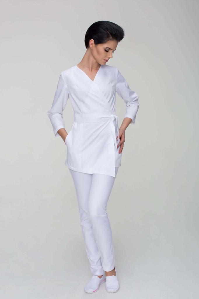 Asymetrická bílá zdravotnická halenka od Medireina zdravotnické oděvy. Kvalitní zdravotnické oblečení Medireina. 