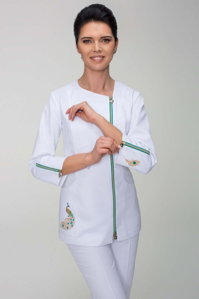 Elegantní dlouhá zdravotnická halenka s výšivkou páva od Medireina zdravotnické pracovní oděvy. Dámská zdravotnická halena v bílé barvě s dlouhým rukávem. 