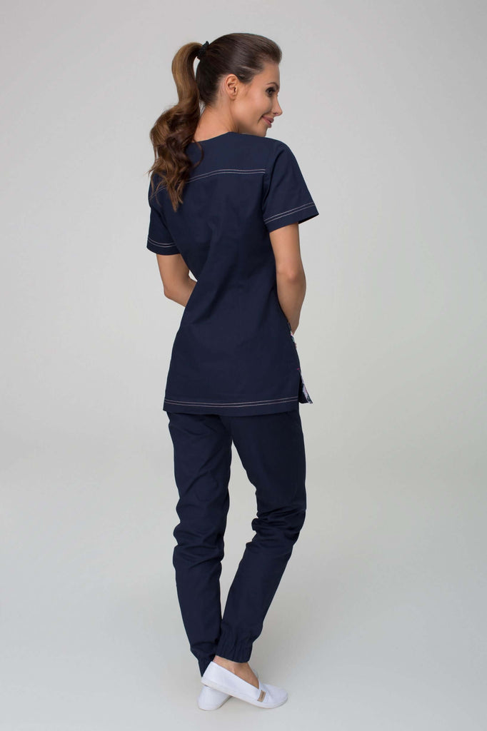 Zdravotnické oděvy Medireina nabízí modrý zdravotnický komplet tvořený zdravotnickou halenkou s krátkým rukávem a zdravotnickými kalhoty na gumu. 