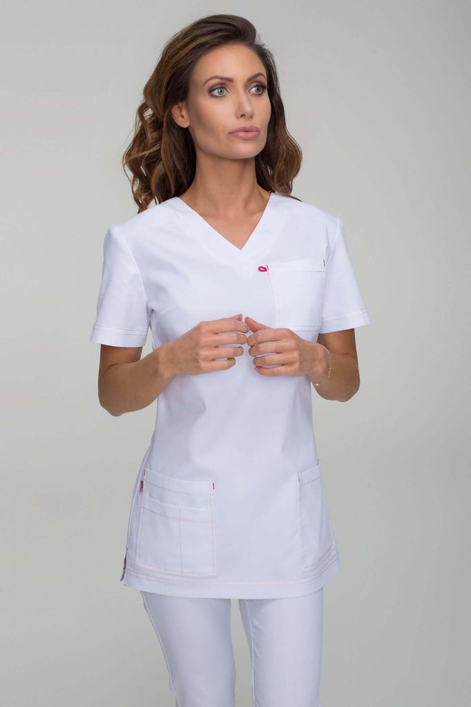 Klasická dámská bílá zdravotnická halenka s kontrastním prošitím. Kvalitní zdravotnické pracovní oděvy Medireina. Zdravotnické oblečení vhodné pro mediky, lékaře i sestřičky.
