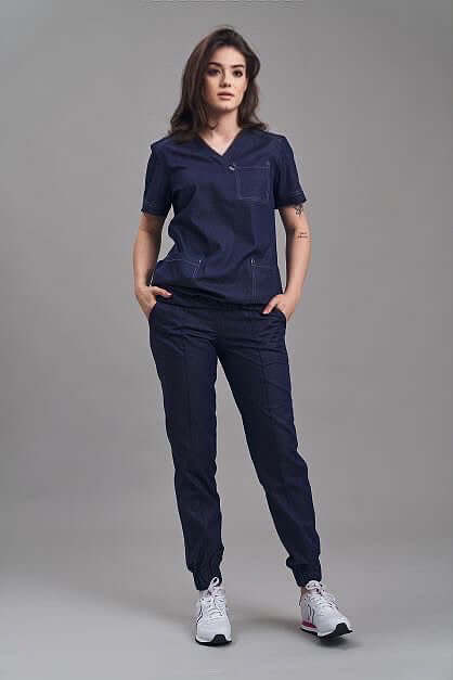 Zdravotnický scrubs komplet pro mediky, lékaře i sestřičky. Zdravotnická halenka a zdravotnické kalhoty v tmavě modré barvě od Medireina zdravotnické oděvy.