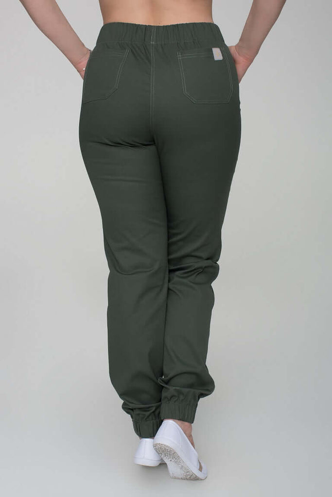 Zelené zdravotnické kalhoty s gumou. Dámské zdravotnické kalhoty od Medireina zdravotnické oděvy. 