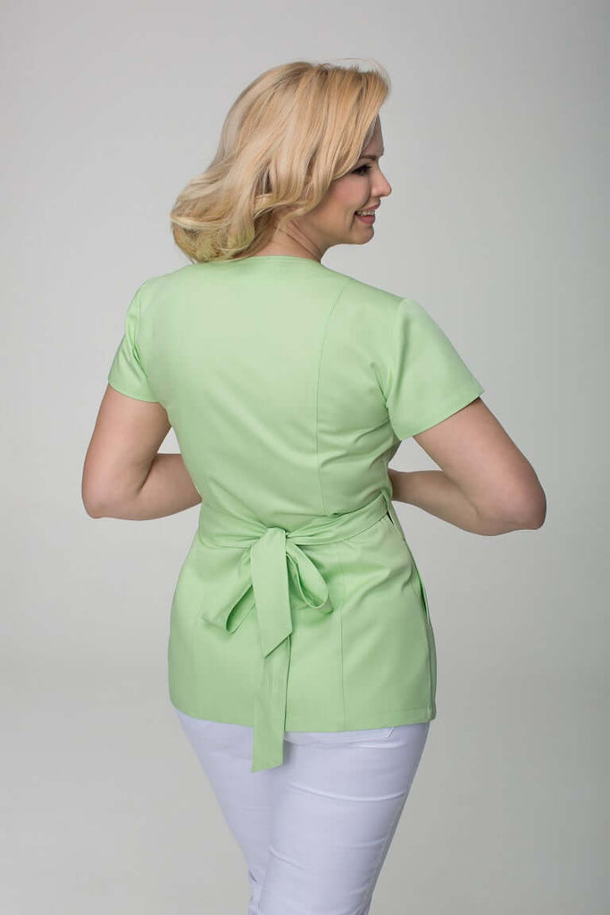 Zdravotnická halenka asymetrická zelená pohled na zadní část zdravotnického oblečení. 